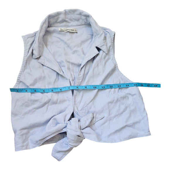 Abercrombie & Fitch Small Light Blue Sleeveless Cropped Tie Front Shirt - Picture 5 of 6